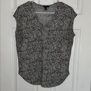 Jules & Leopold Black, Beige, and White Patterned Blouse V-Neck